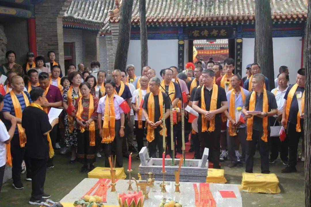 里,青烟袅袅升腾;……在主祭人的引领下,祭祀者均手持一支白色鲜花,有