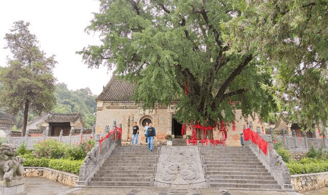 河南淅川有一座寺庙，与少林寺齐名，唐朝皇帝来此当过和尚