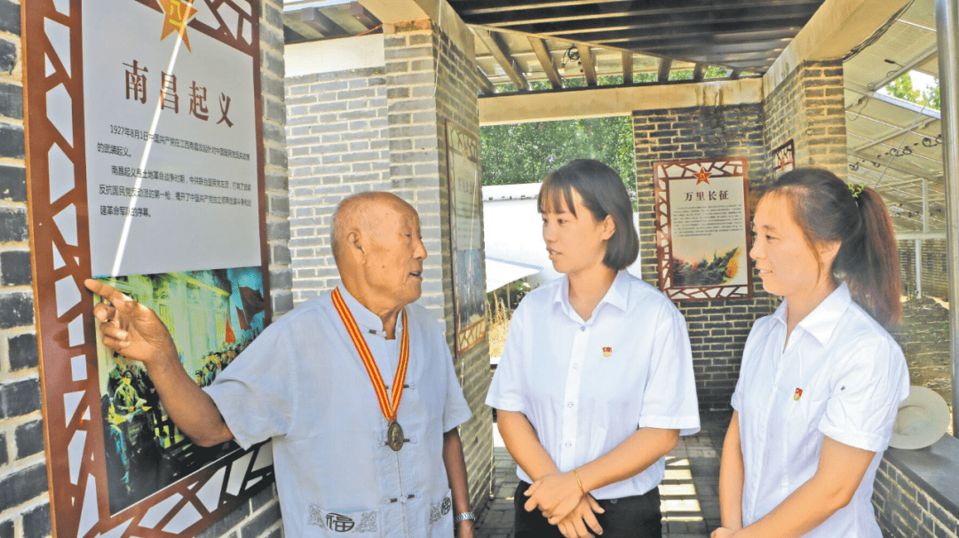 时代文明实践广场的红色教育长廊,86岁的老战士李学贤正带领青年党员