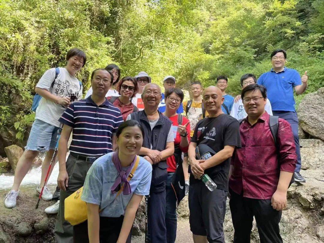 在谢荣斌院长带领下出发,同行的有陈文东,徐晓伟,谢