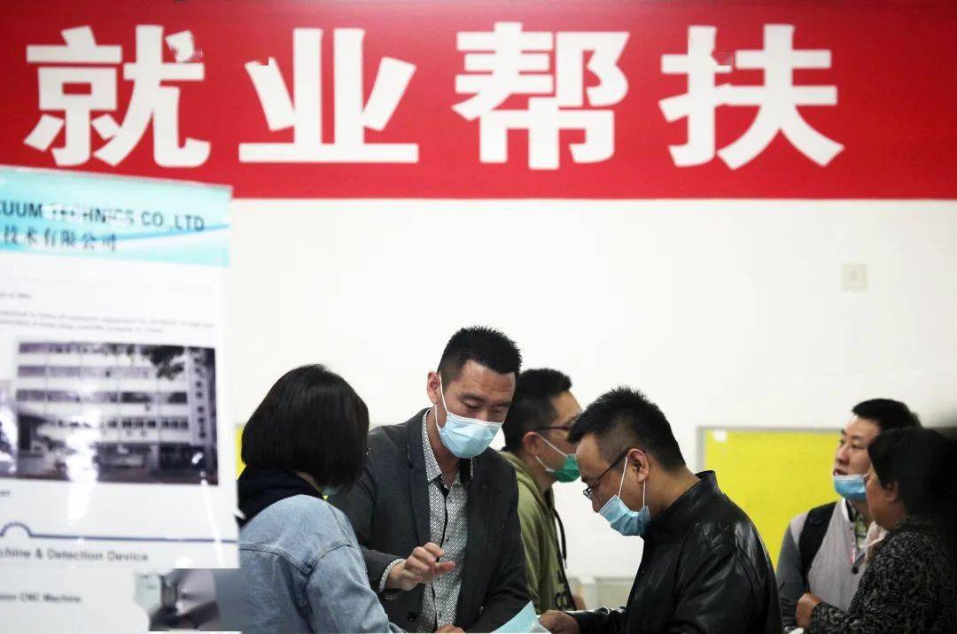 组织动员当地农村劳动力,城镇低收入人口和就业困难群体等参与务工