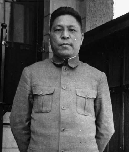 1930年10月,中原大战胜利后,蒋鼎文与另外两个军长顾祝同,上官云相在