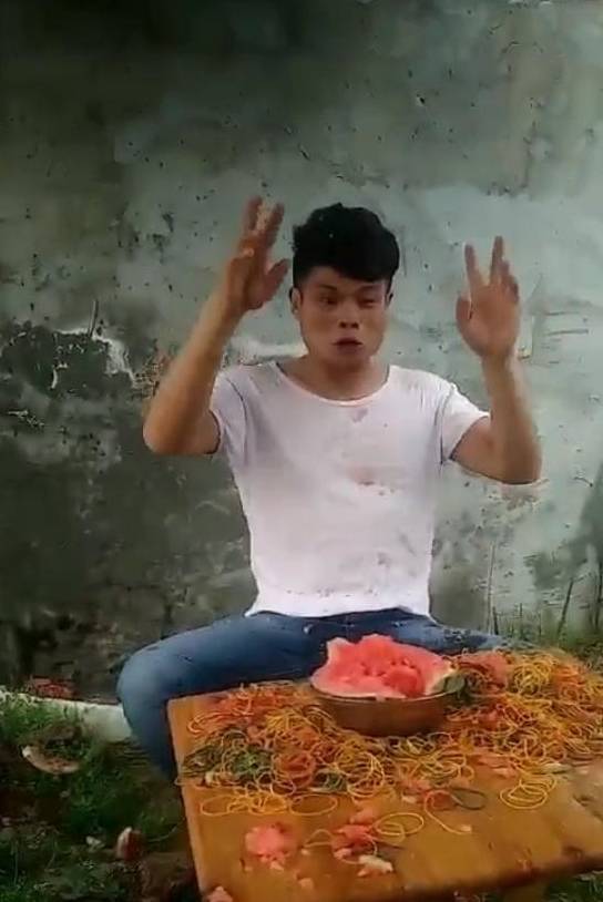 原创
小伙好奇西瓜的承受力,将皮筋一根一根套在西瓜上!