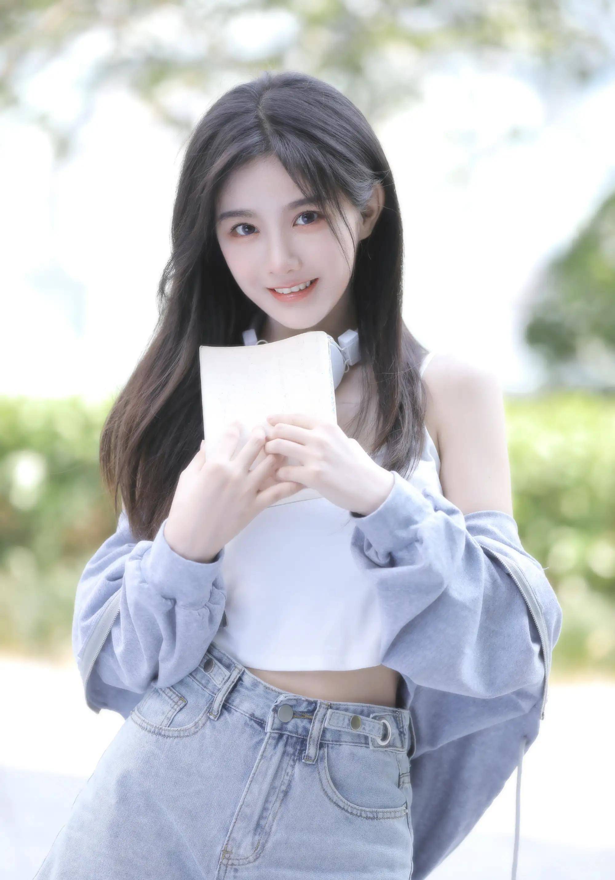 snh48苏杉杉酷少女风_自然卷_长发_眼睛