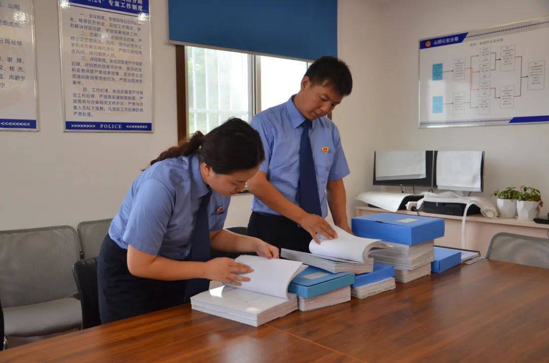 办案检察官在查阅涉案公司财务资料。虽然案件存在诸多疑点,但仍缺少直