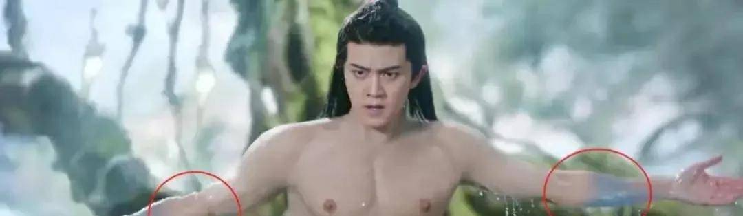张涵予就曾在演老炮儿的时候,穿过道具胸肌,而他的这套假肌,可是导演