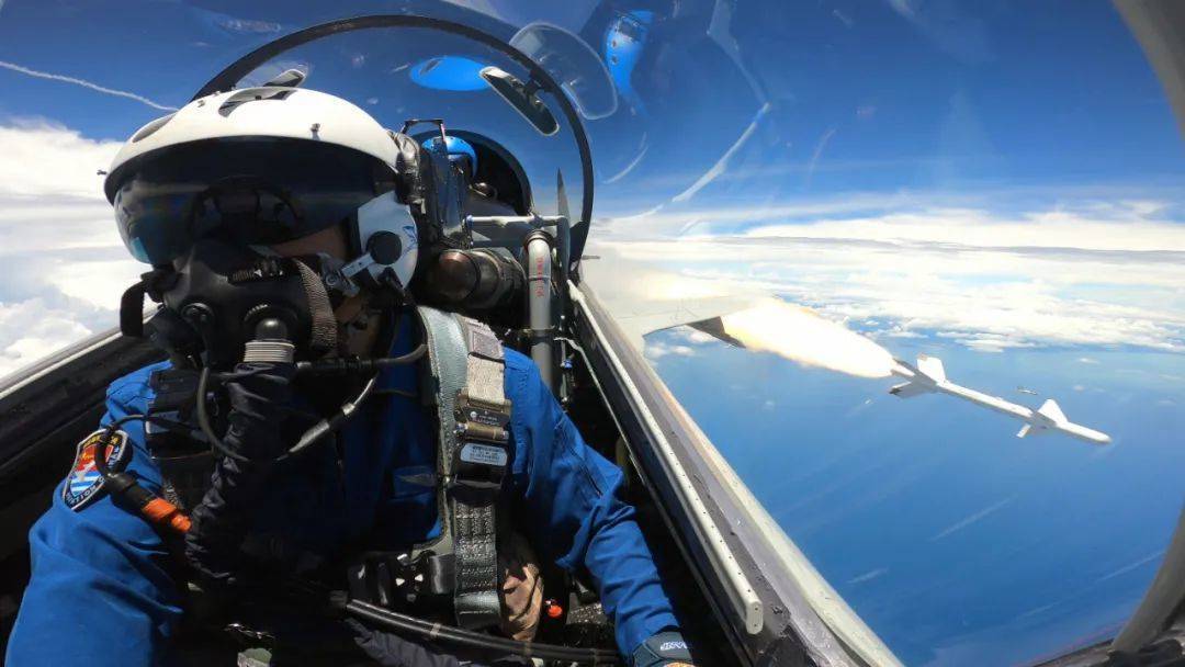 横空出击！南部战区海军航空兵组织昼夜间空空导弹实射