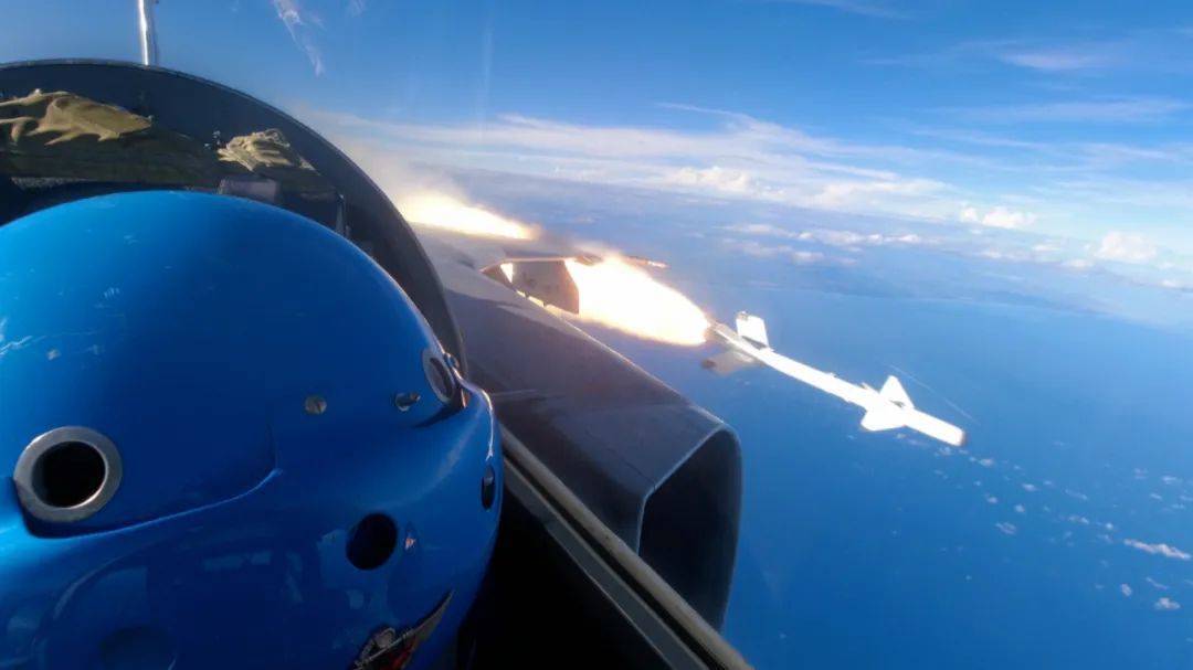 横空出击！南部战区海军航空兵组织昼夜间空空导弹实射