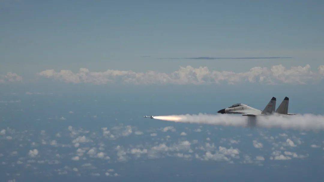 横空出击！南部战区海军航空兵组织昼夜间空空导弹实射