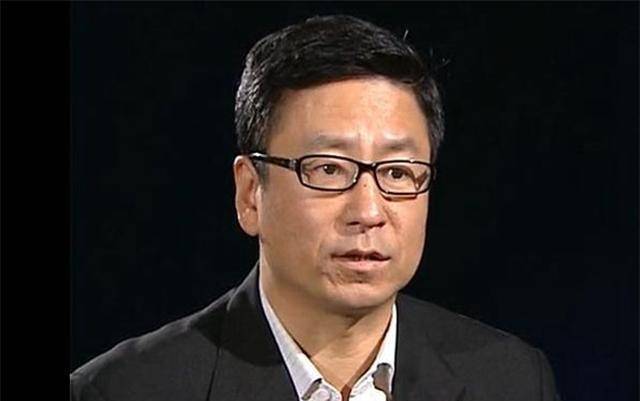 白岩松和妻子是同事关系,最初白岩松一无所有,只是个普通的小编辑