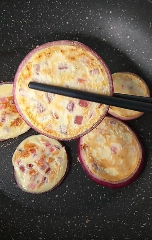 今天要用洋葱跟大家分享一道特别好吃的美食，洋葱饼。