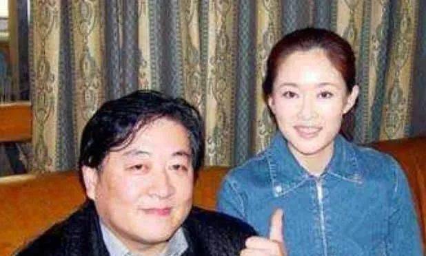 虽然刘斌和王丽君婚后有一双儿女,但是王丽君好像并不在乎这些,这里就