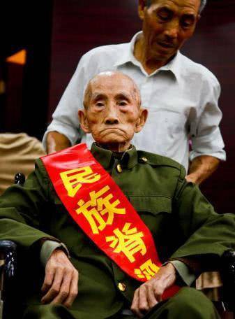 这位幸存的抗日老兵，拒绝与侵华日军军官握手，​也不要对方捐款