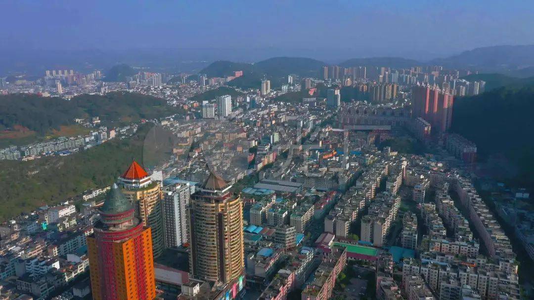 黔西南州的首府所在地是兴义市,黔南州的首府所在地是都匀市,黔东南州