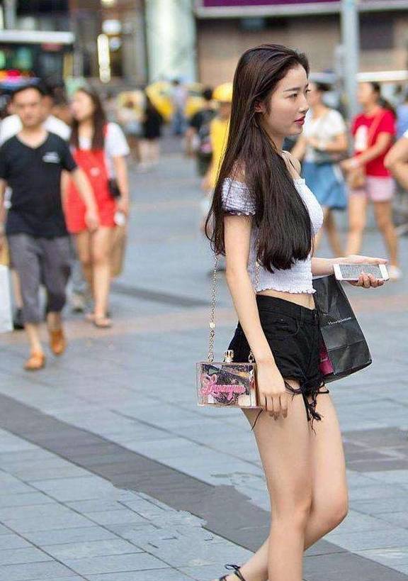 原创
搞笑段子:我成为了学校历史上第一个敢流氓女老师的人