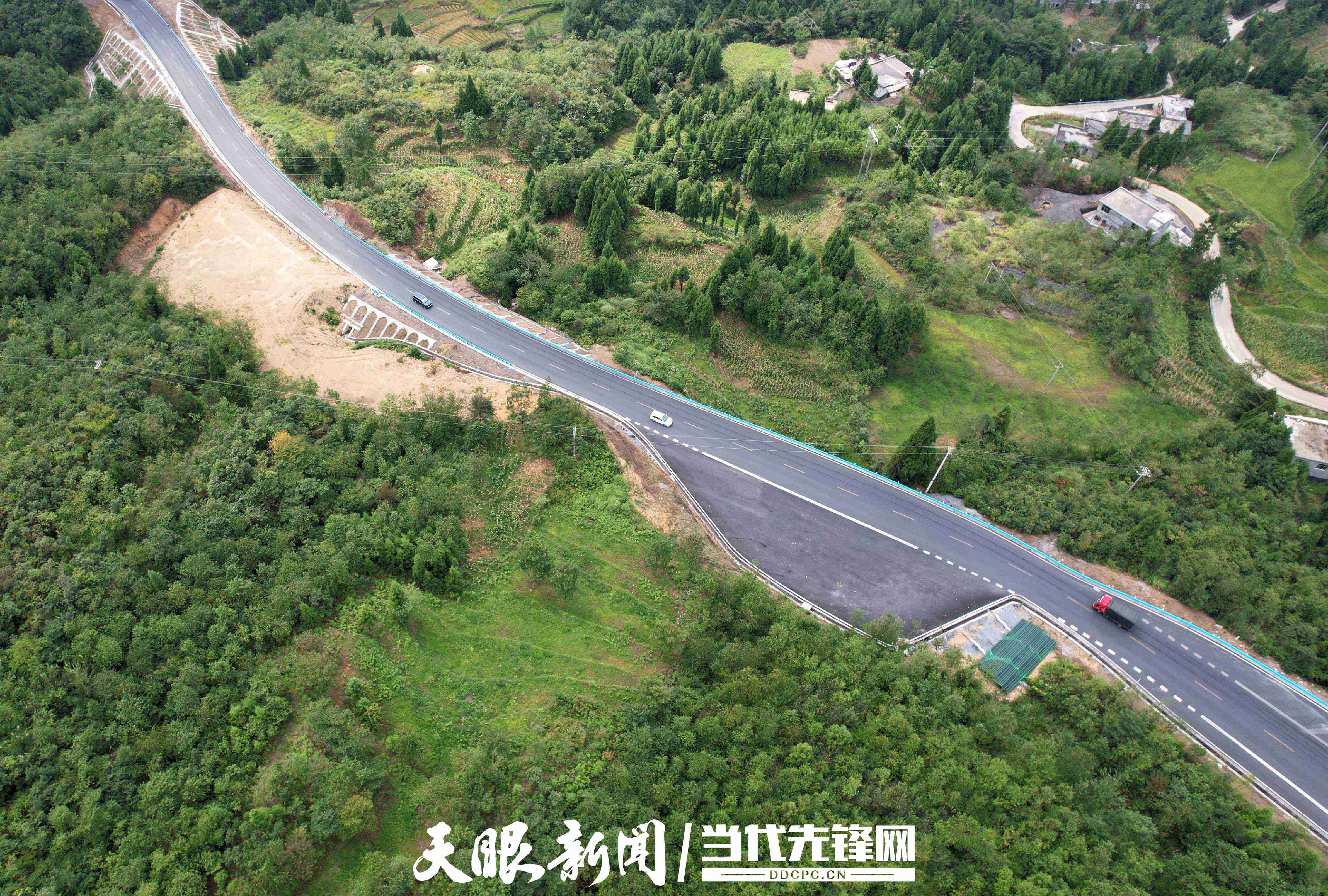 8月30日,汽车行驶在毕节市织金县境内的g321青山至城关公路上.