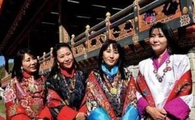 他是不丹最帅的国王，剑眉星目神似吴彦祖，迎娶同胞4姐妹为王后