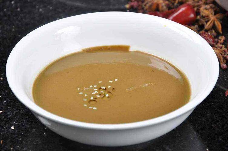 芝麻酱我一直很喜欢，它的吃法很多，可以用来拌面条，拌米线，