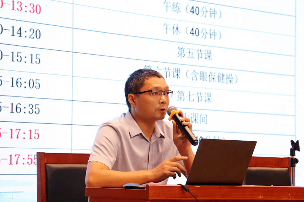韦伟副校长对本学期教学工作做了详细解读。韦校长表示，为认真落实“双