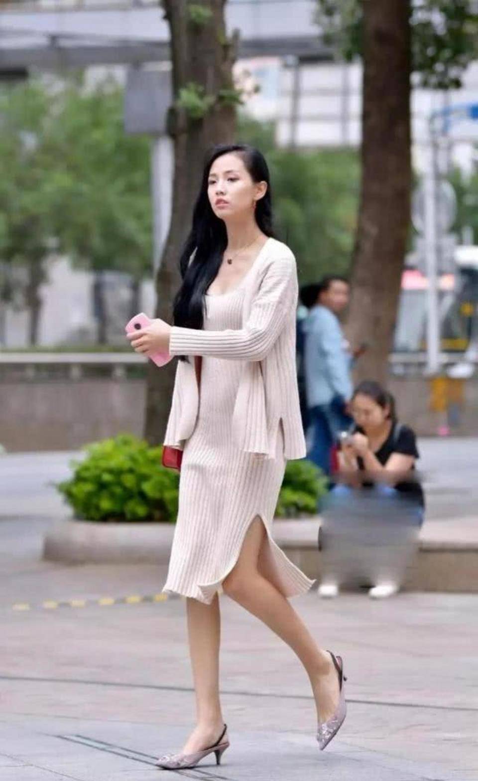 街拍简洁的针织裙帅气大方穿出了年轻人的气质爱游戏平台(图1)