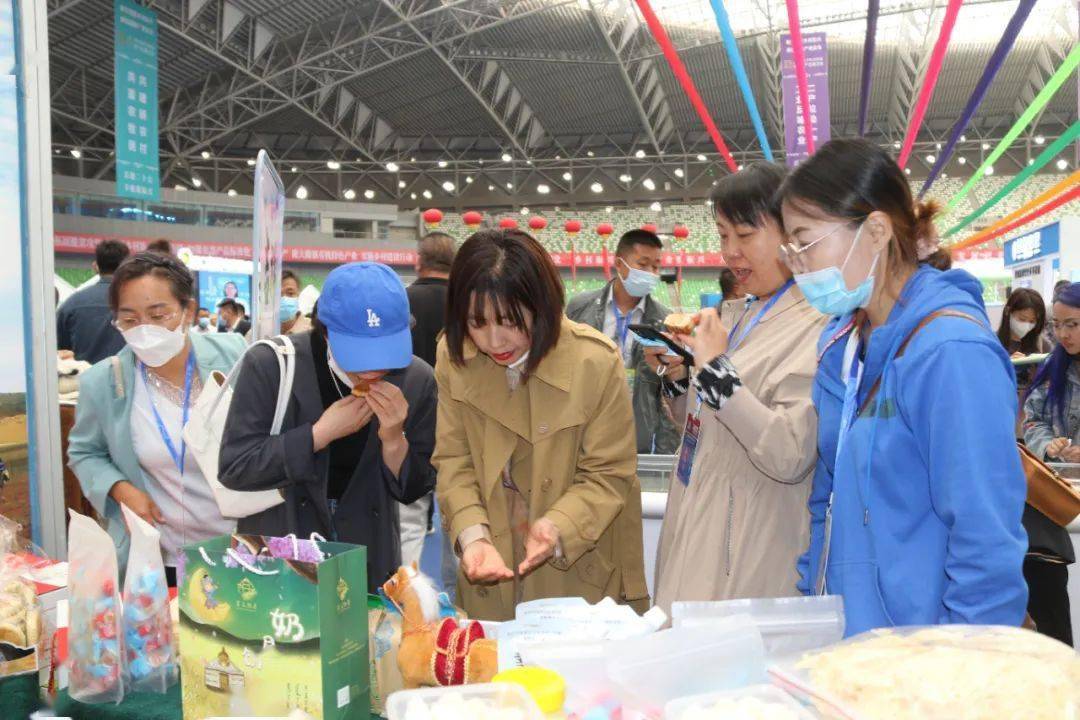 开幕式结束后,市委书记李理,市人大常委会主任张占林等市领导到