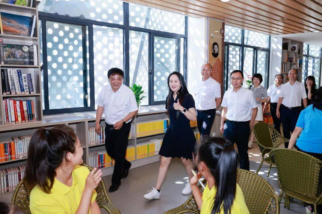 在都匀一中座谈时,孟晚舟观看了"五个新黔南"专题片,听取了黔南州经济