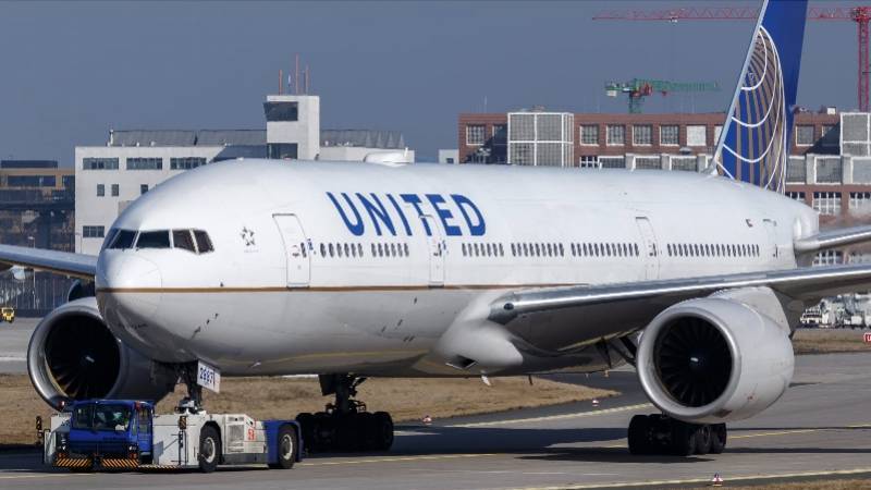 美联航一波音777在跑道加速时机舱冒烟！或由电器短路引起