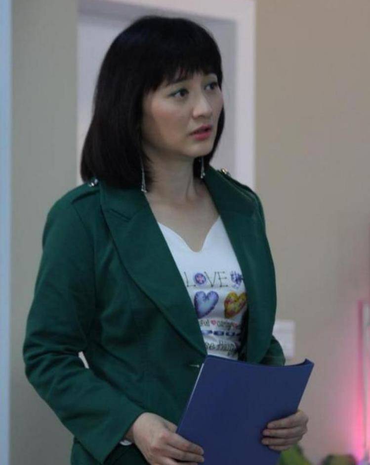 她饰演了能力卓越的警花"古玲;以及在英达导演的《旅行社的故事》中