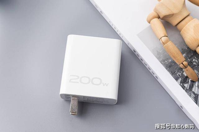 ��ֻ����iPhone��,��3�׿�߶˻�����ֵ����,��ǿ��