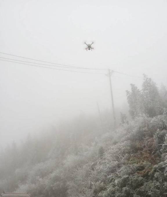 暴雪来袭：六盘水钟山供电局梅花山上开展无人机观冰