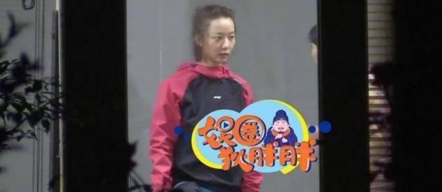米乐M6 M6米乐王珞丹疑恋情曝光？素颜做瑜伽发际线超高与神秘男同坐一辆车(图1)