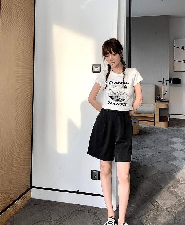 真服了单身后的李小璐！阿姨年纪还穿“瑜伽短衫”这腰细米乐M6 M6米乐到女生羡慕(图4)