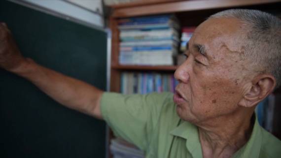 山东：81岁退休教师在线直播物理课引数十万人追更