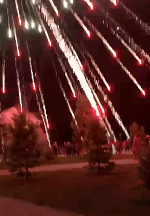 俄媒：俄图瓦共和国首府庆祝活动燃放烟花时出意外，烟火冲向人群