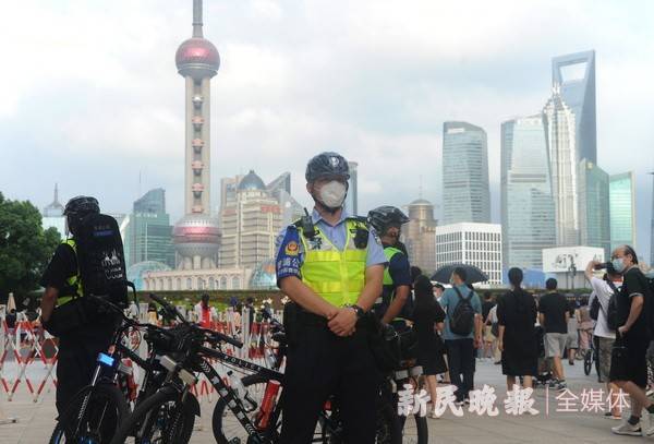 小长假沪上游客倍增 警方消防携手加强巡逻保平安