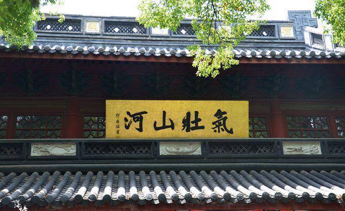 杭州西子湖畔岳王庙，这里有岳飞亲笔手书，还有西湖美景岳墓栖霞