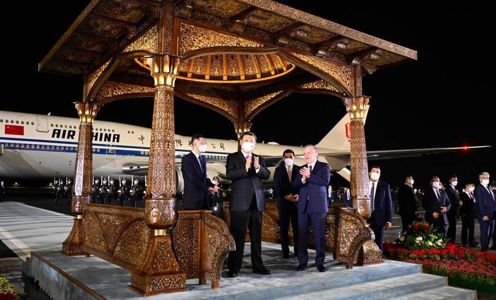 高清大图丨习近平主席抵达乌兹别克斯坦 民众载歌载舞欢迎