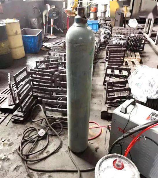 采用同一种胶管,两瓶之间安全距离不足,可能造成火灾,容器爆炸事故