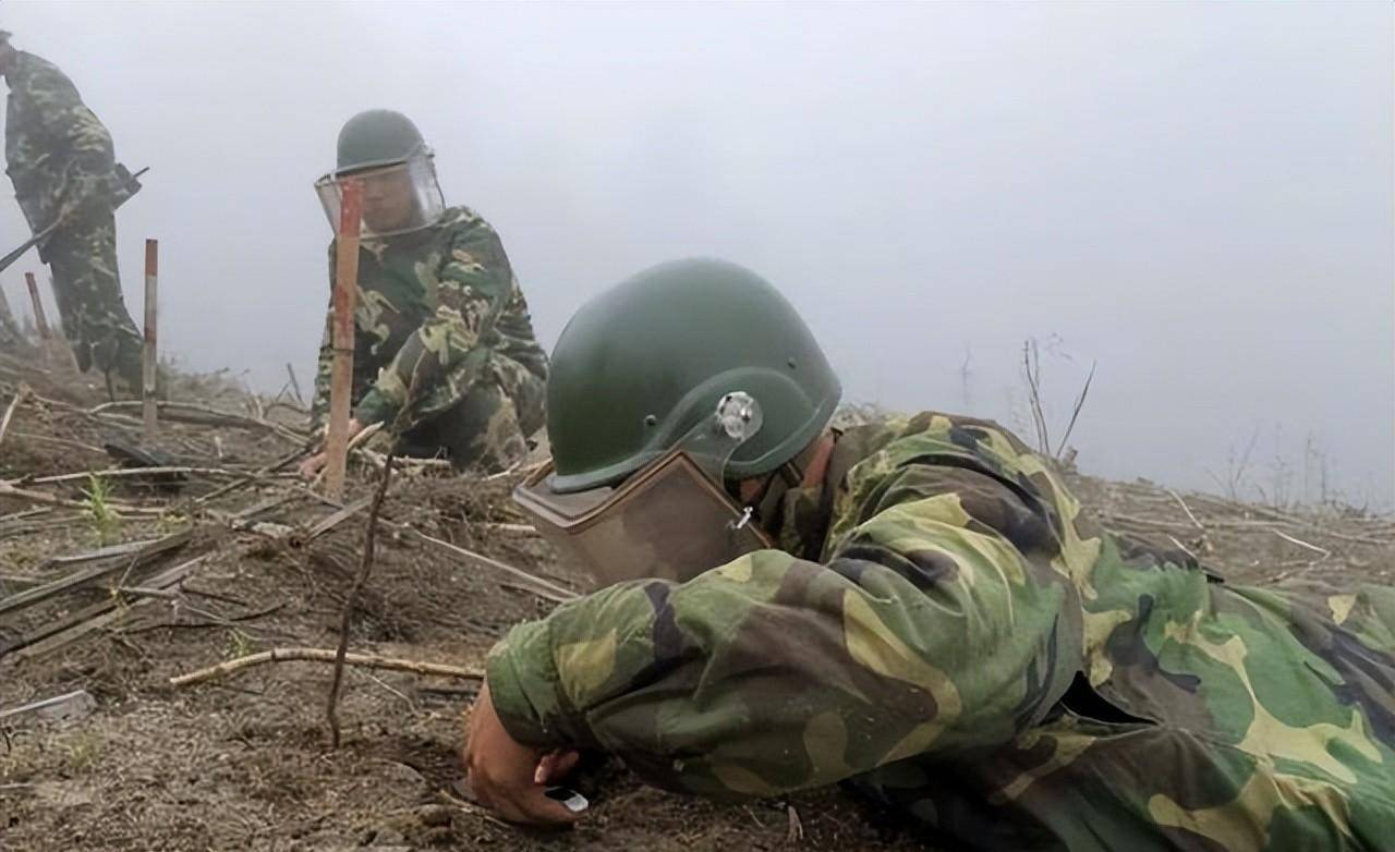 排雷英雄杜富国,27岁荣获一等功八一勋章,他是如何成为雷神的_艾岩