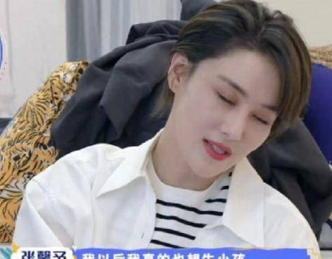 原创军嫂张馨予晒何捷照片，老公颜值赶超明星，还庆祝结婚3周年