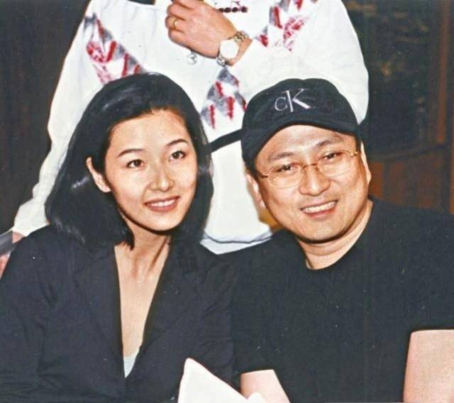 汤镇业双胞胎女儿颜值高,罕露面宣传活动,娇俏可爱似妈妈文静_汤乐欣