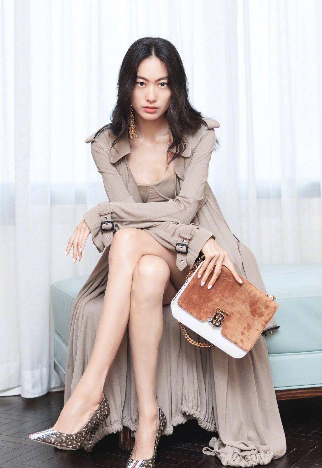 纽约春夏时装周而进入模特界,2009年被时尚装杂志 世界时装之苑elle