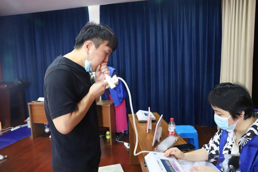 肺活量测试在现场工作人员引导下，整个测试过程高效快速，监测对象们纷