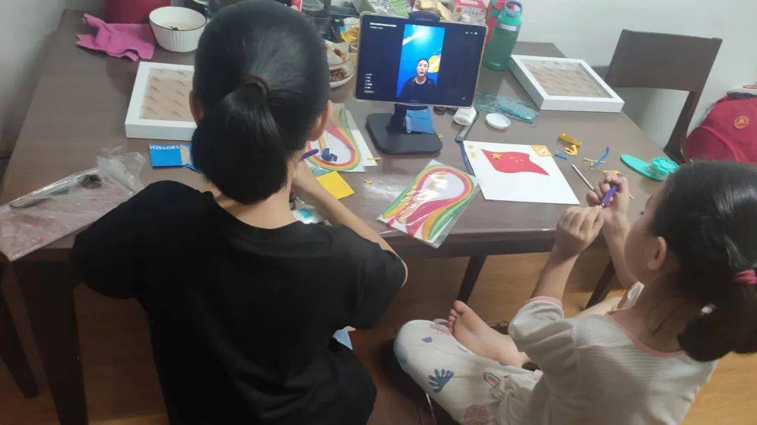 在直播课上,老师向大家展示并介绍了"衍纸"所用到