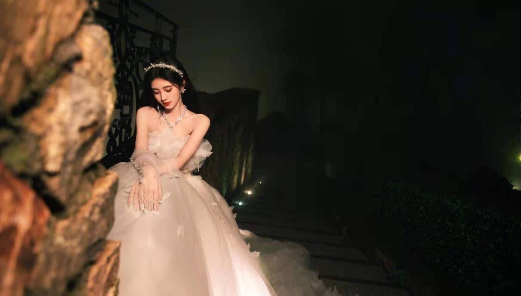 原创鞠婧祎连肩线也能变，被议论是否注射玻尿酸时，有谁注意到她自律练就的肌肉曲