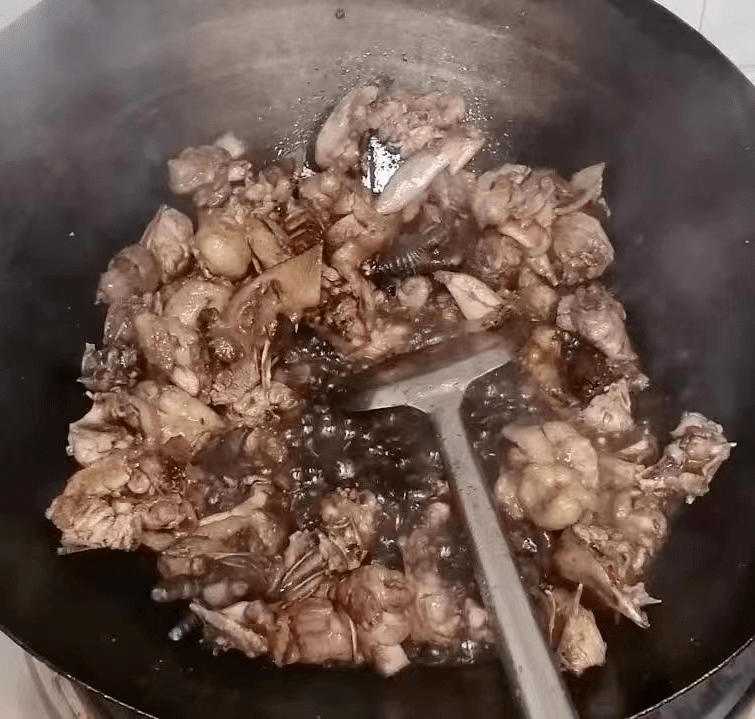 大约半个小时,漆油鸡就煮熟了,喝一碗漆油鸡汤,吃
