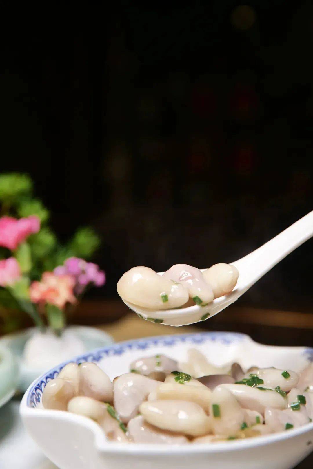 作为“水八仙”之一的水红菱，壳软薄而水分多。肉质细嫩，味道甘美，生