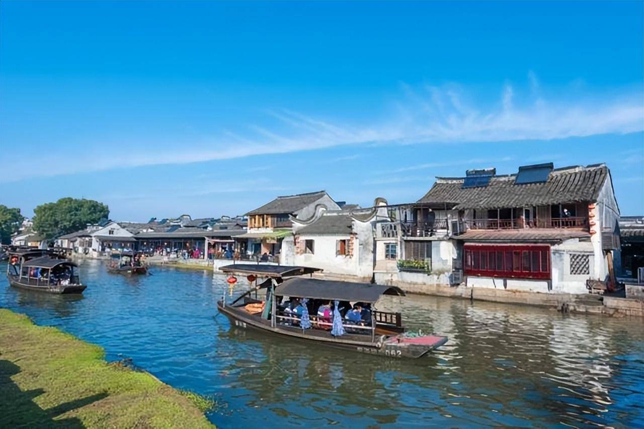 江苏浙江的一对兄弟城市，名字读音几乎一样，都是优秀的旅游城市