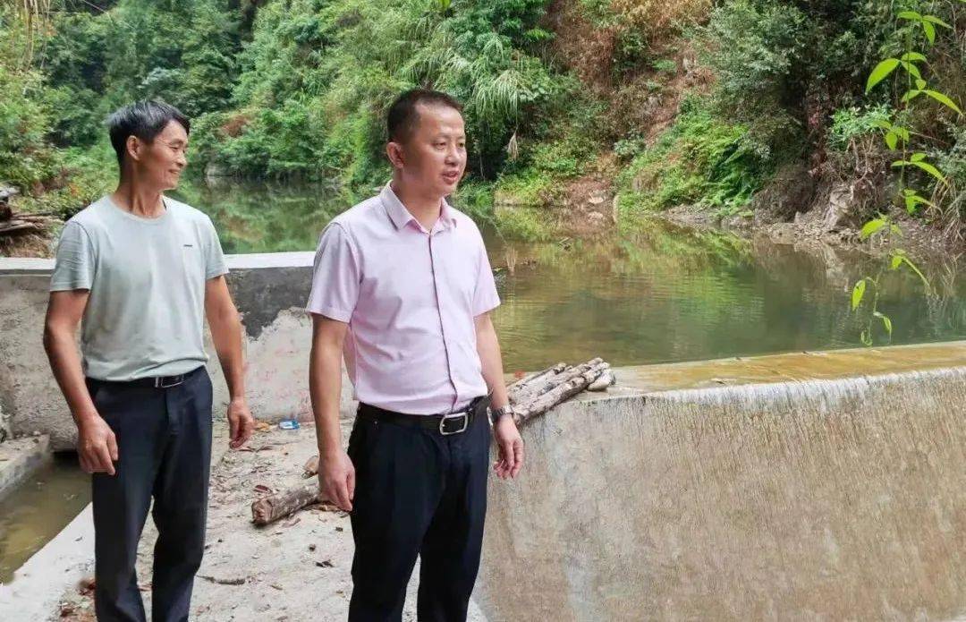 潘建波先后来到农户家中走访与群众交谈,详细了解群众