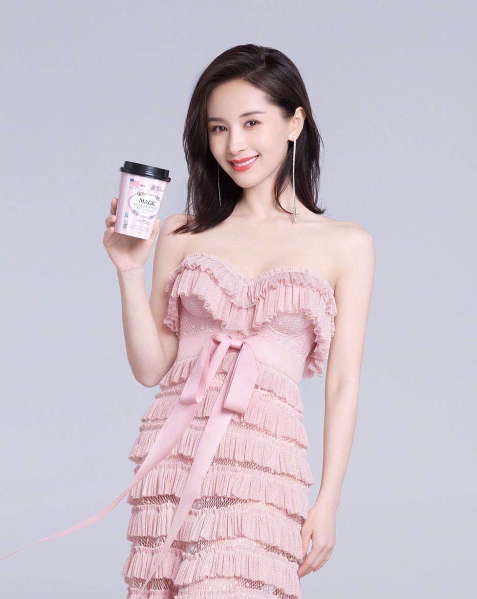 不愧长期练瑜伽的人王子文粉色米乐M6 M6米乐蛋糕裙勾勒完美身材美到逆天(图3)